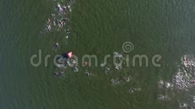 浮在水面上的铁人三项赛旁路浮标上的高空游泳者